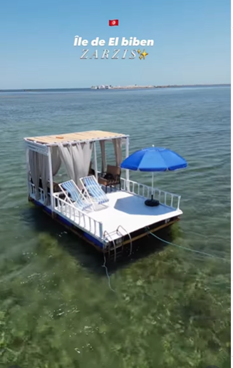 Paillote VIP flottante au milieu des eaux claires d’El Bibane