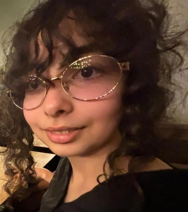 Portrait de Lina, célébrée pour sa réussite au baccalauréat