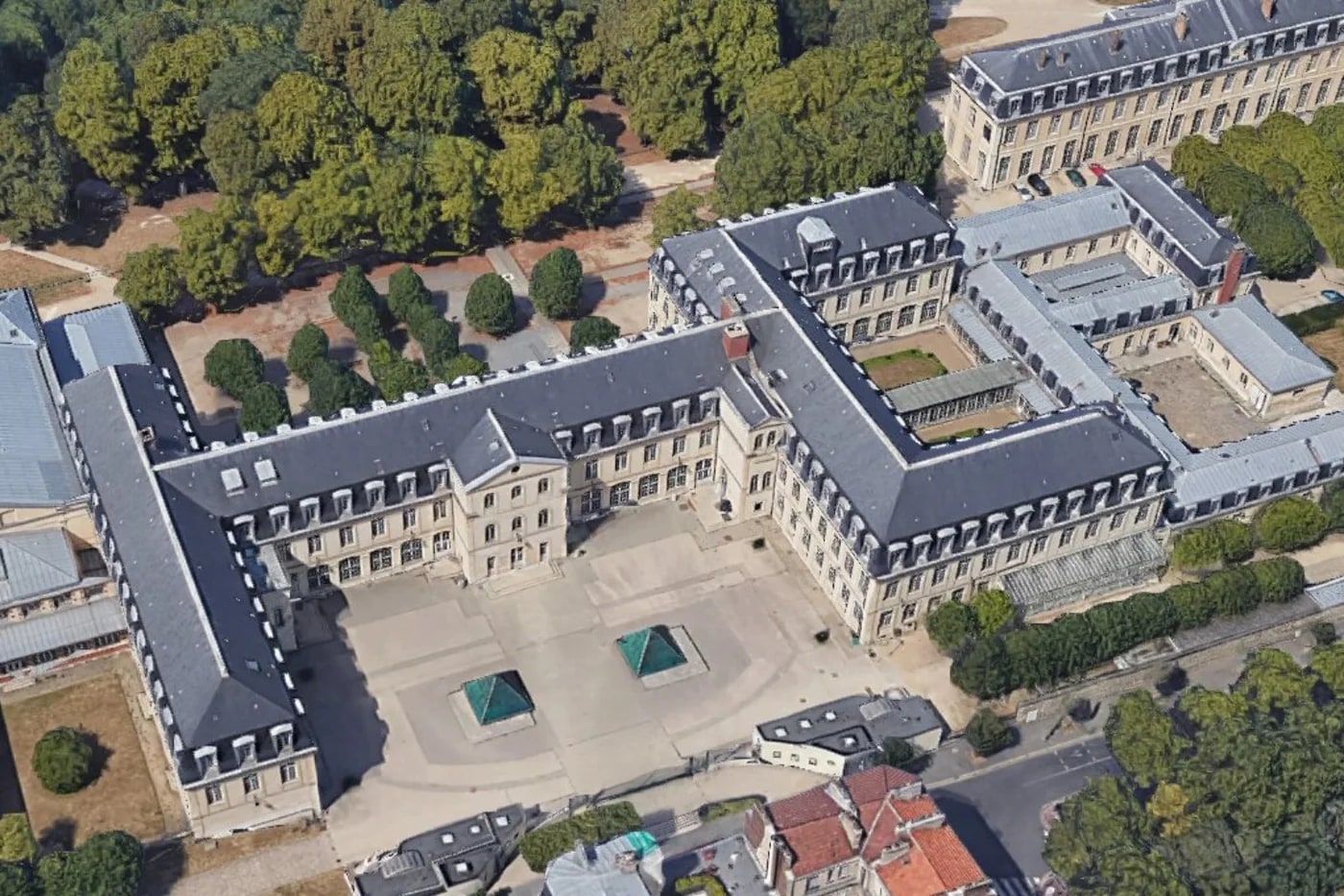 Vue aérienne du lycée Michelet et de ses jardins à Vanves