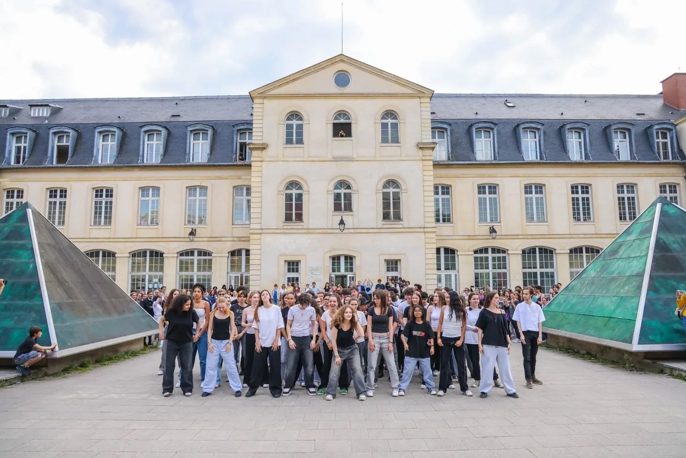 La cour et la façade du lycée Michelet à Vanves